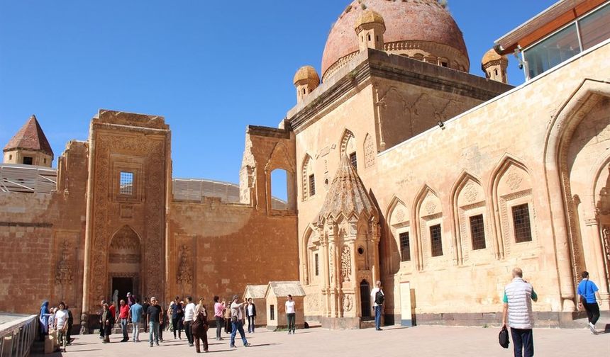 İshak Paşa Sarayı turistlerin gözdesi