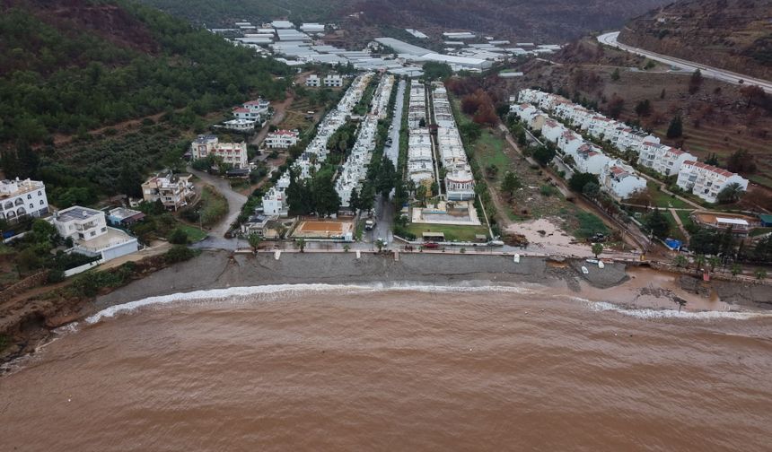 Mersin’de deniz kahverengiye döndü