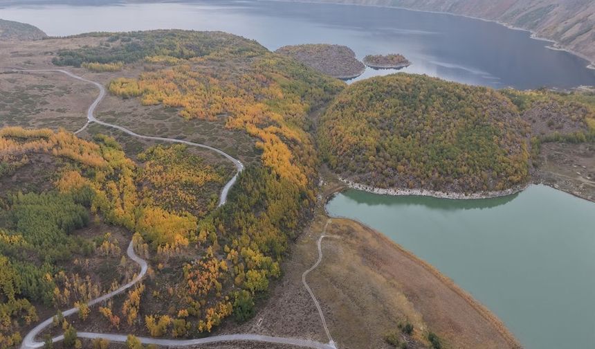 Nemrut Krateri Gölü Sonbahar renklerine büründü