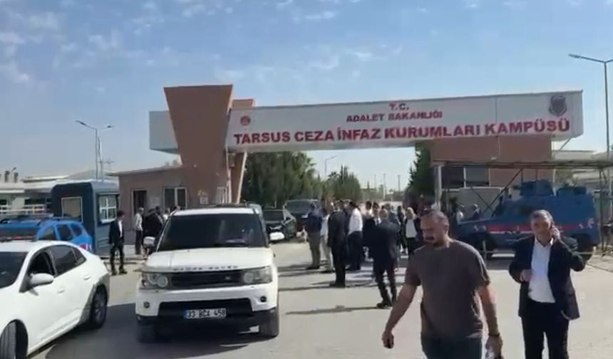 Özgür Özel, Vahap Seçer'i cezaevinde ziyaret etti