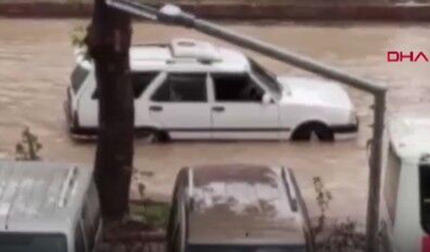 Silifke’de sağanak yağış yolları su altında bıraktı