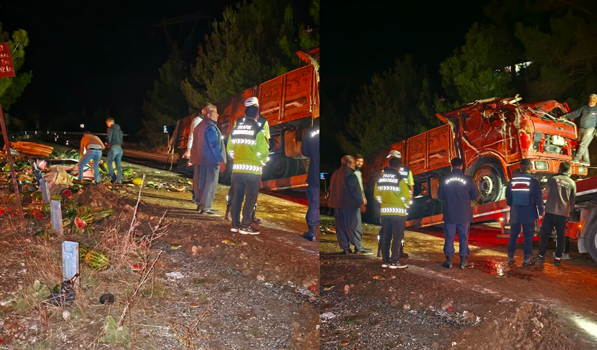 Tarsus'ta karpuz yüklü kamyon devrildi: 2 yaralı