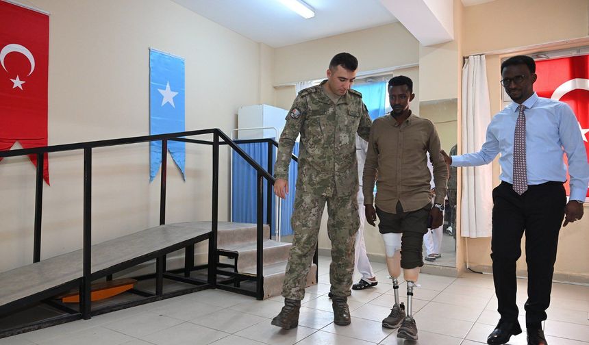 Türkiye’den Somalili gazilere protez bacak desteği