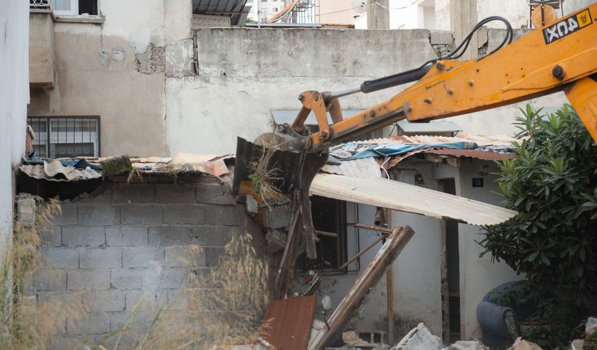 Yenişehir Belediyesi, Eğriçam’daki metruk binayı yıktı