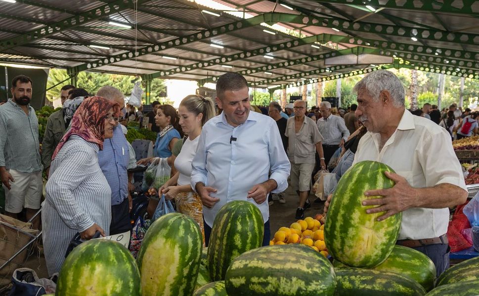 Başkan Tuncer, Çarşamba Pazarı’nda Vatandaşlarla Buluştu