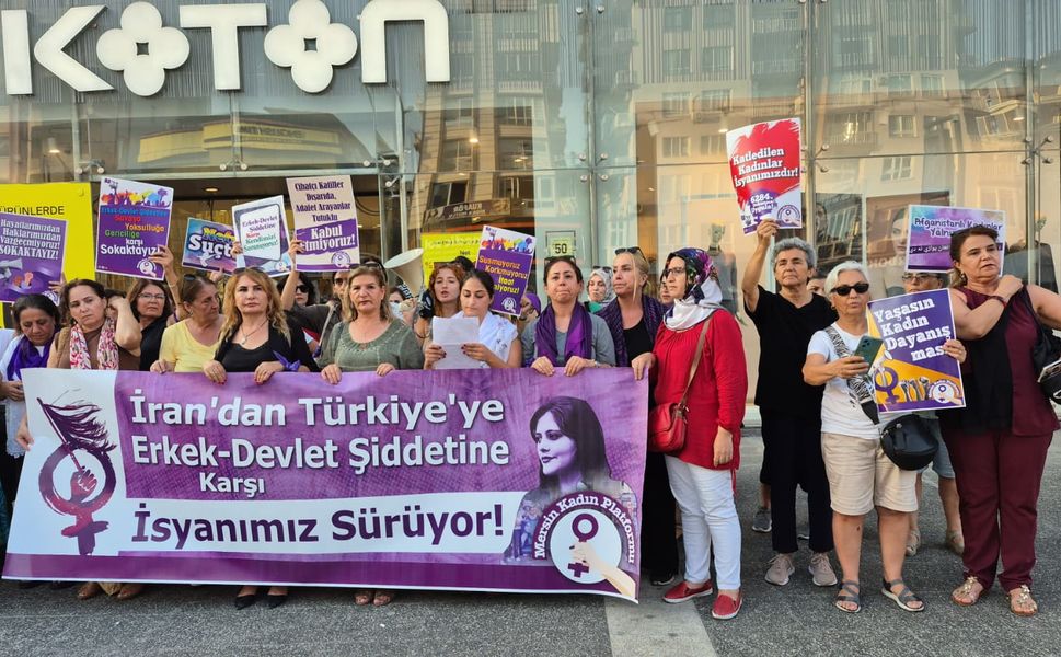 Mersin’de Kadınlar Mahsa Amini’nin Ölüm Yıldönümünde Sokaktaydı