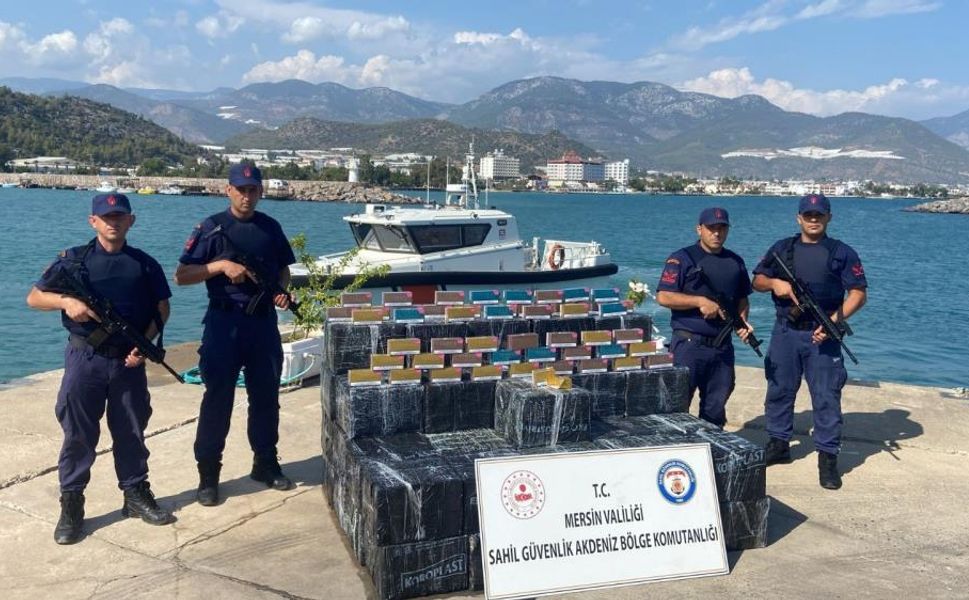 Anamur’da 28bin 500 Paket Tütün Çubuğu Ele Geçirildi