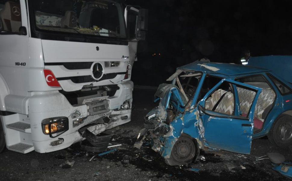 Tır ve Otomobil Çarpıştı, 3 Kişi Hayatını Kaybetti