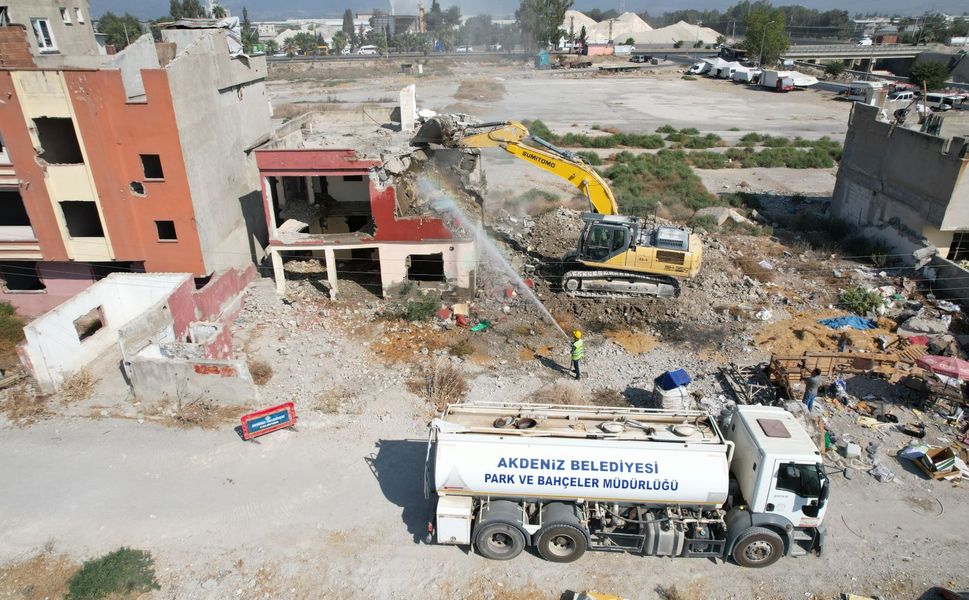 Akdeniz Belediyesi metruk binaların yıkımına devam ediyor