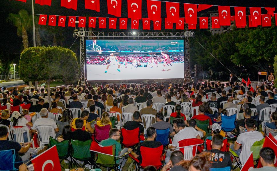 Mersin Marina’da Dev Ekranla Milli Basketbol Coşkusu