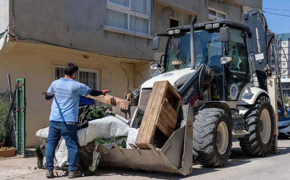 Yenişehir Belediyesi “çöp ev” niteliğindeki meskenden bir kamyon çöp çıkardı