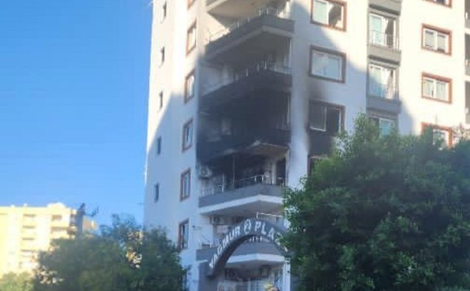 Apartman Dairesi Çıkan Yangında Kullanılamaz Hale Geldi