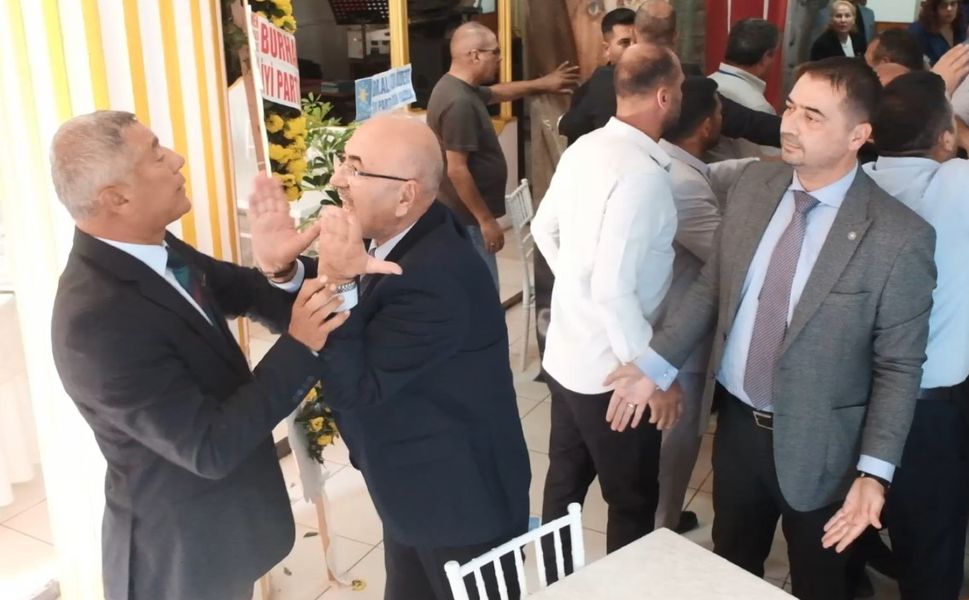 Kongrede Tansiyon Yükseldi: Kürsü Devrildi