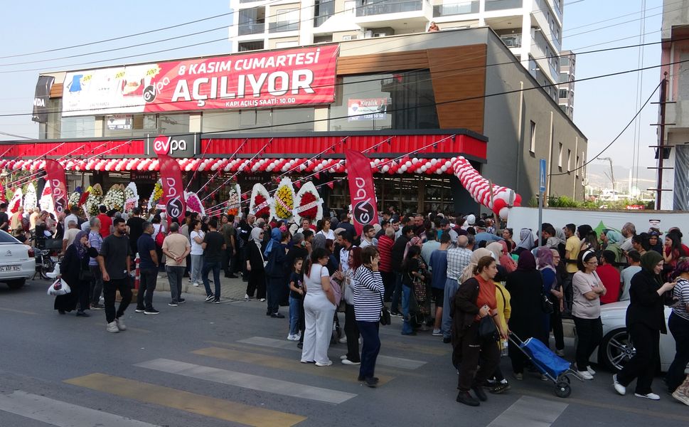 Mersin’de indirim izdihamı: Züccaciye açılışında uzun kuyruklar oluştu