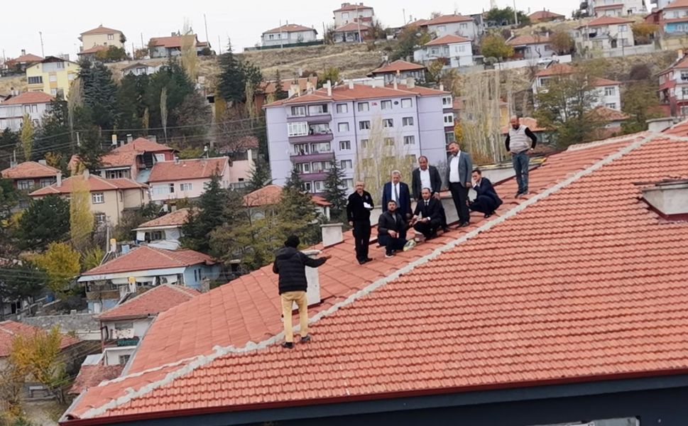 Çankırı’da çatıya çıkan kişiyi, AK Parti İl Başkanı Erdoğan ikna etti