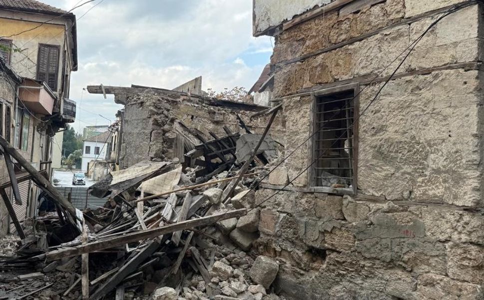 Tarsus’ta Yangın Sonrası Hasar Gören Bina Yağışların Ardından Çöktü