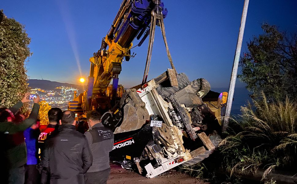 Vinçten Düşen İş Makinesi Paniğe Neden Oldu