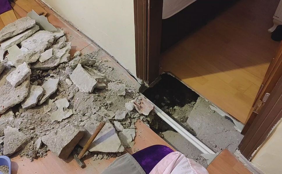 Fatih'te 4 katlı binanın zemininde çökme meydana geldi