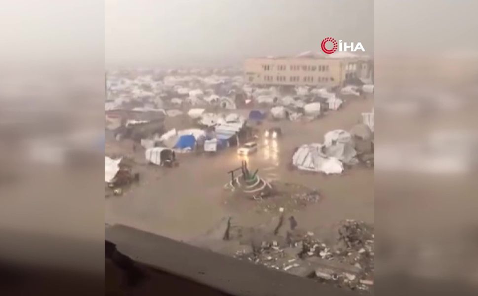 Filistinlilerin çadırları su altında kaldı