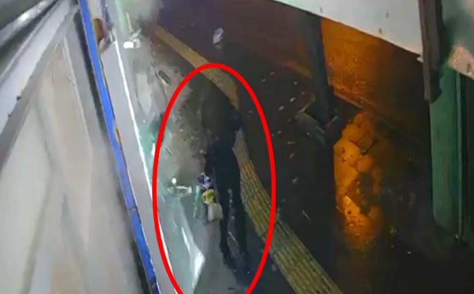 Markete patlayıcı madde atıp kaçan şüpheli aranıyor