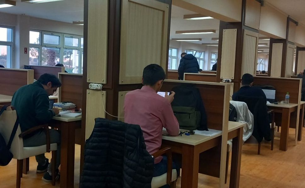 Mersin Üniversitesi Kütüphanesi Dolup Taşıyor