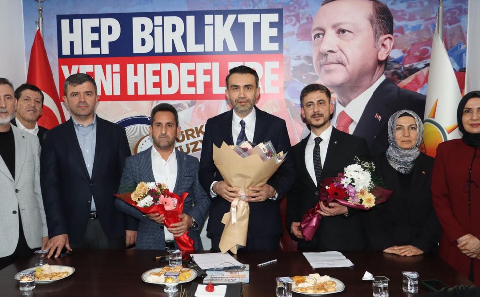 AK Parti , Tarsus ve Mut İlçe Başkanlıklarında Devir-Teslim Gerçekleştirildi