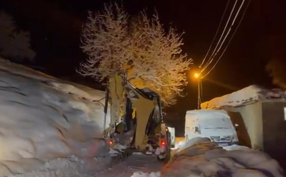 Yolu kapanan köyde ’hasta kurtarma operasyonu’