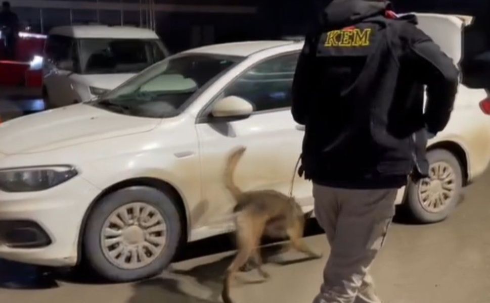 Binlerce uyuşturucu hap ele geçirildi: 3 kişi tutuklandı