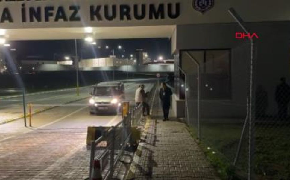 Tahliye edilen avukat Rezan Epözdemir, cezaevinden çıktı