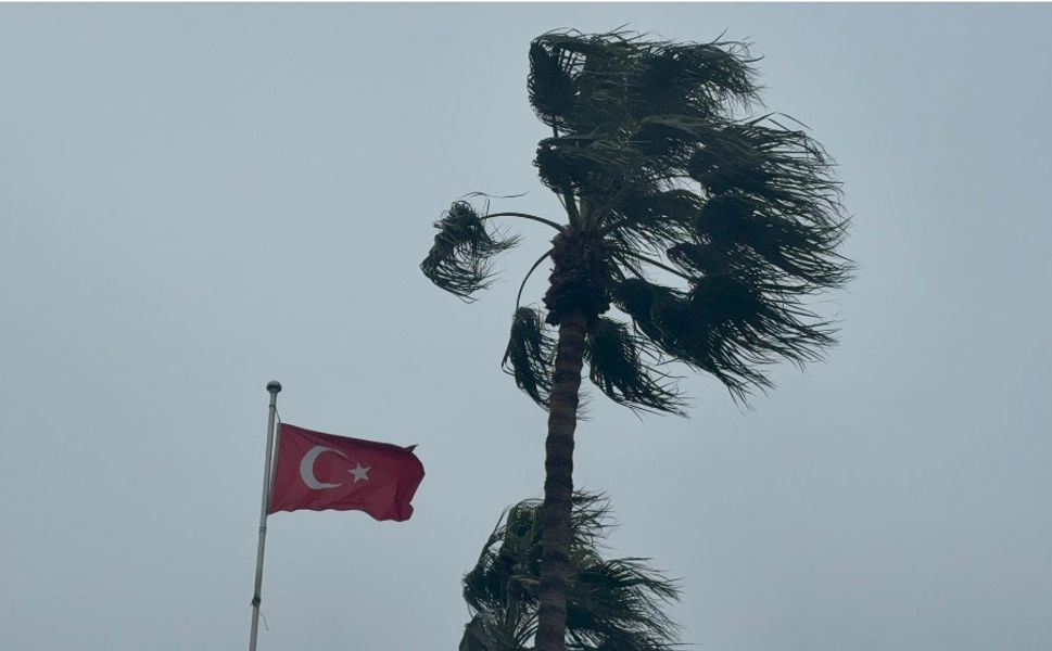 Mersin’de Fırtına Hayatı Olumsuz Etkiliyor