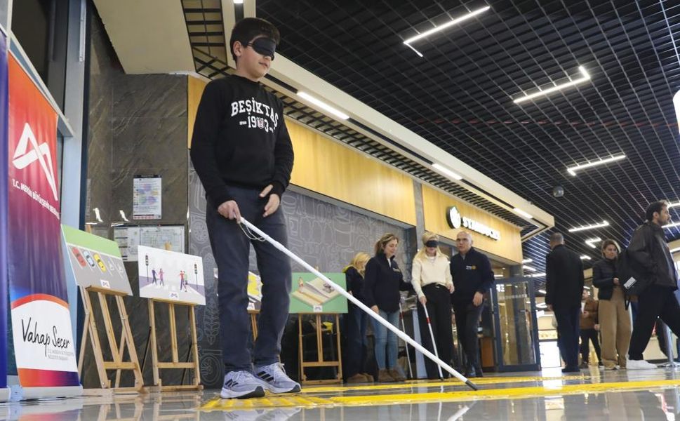 Vatandaşlar Beyaz Bastonla Gözleri Kapalı Yürüdü