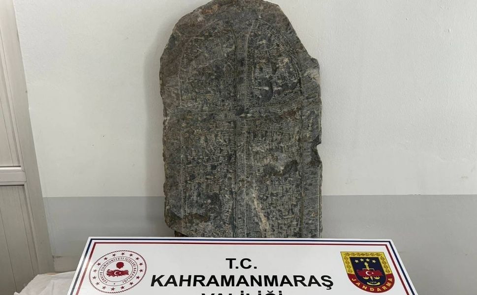 Kahramanmaraş’ta Bizans dönemine ait mezar taşı ele geçirildi: 3 gözaltı