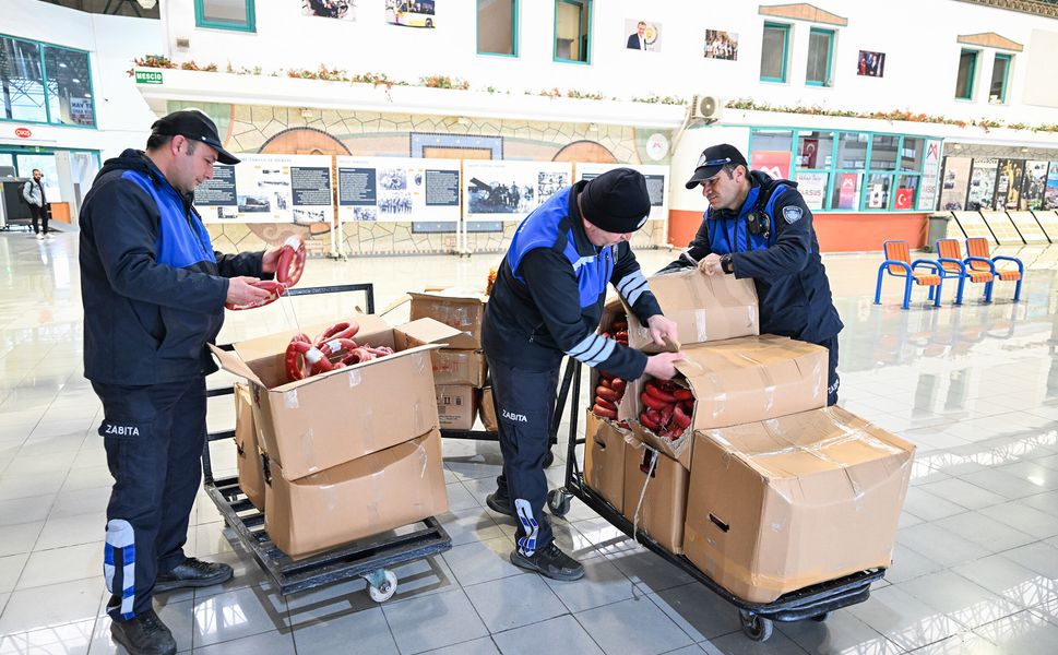 Mersin Büyükşehir Sağlıksız Koşullarda Gıda Sevkiyatına Geçit Vermiyor