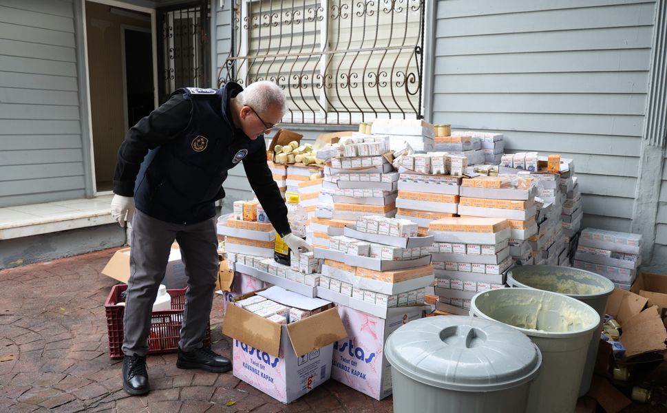Toroslar’da Merdiven Altı İmalathaneye Baskın: Binlerce Sahte Ürüne El Konuldu