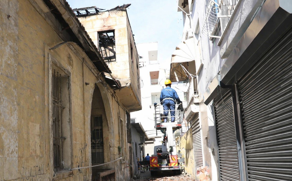 Tarihi Mersin Evindeki Yangın Sonrası Çatı Temizlendi