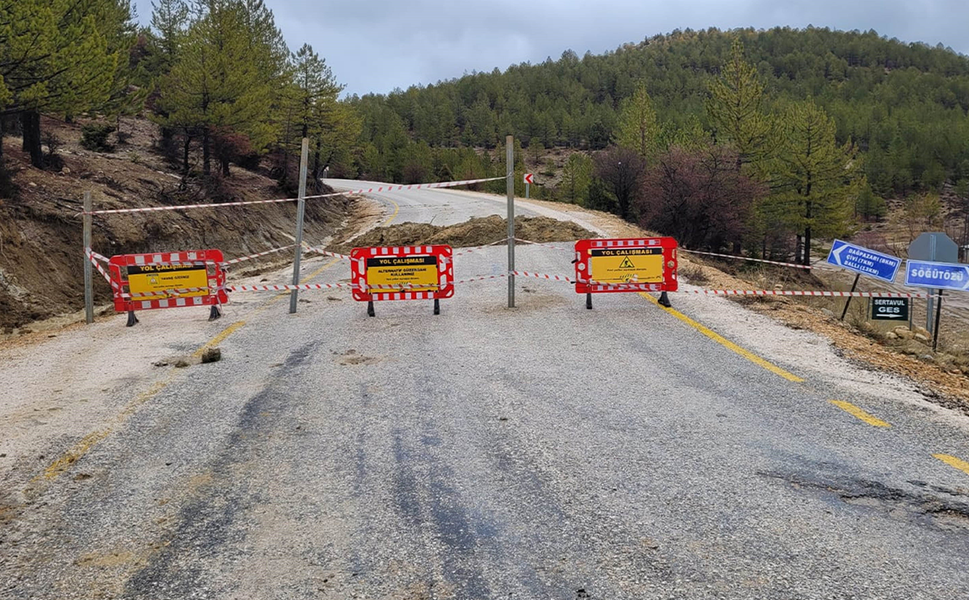 Mut’ta Aşırı Yağış Nedeniyle Çivi Mahallesi, Söğütözü Yayla Yolu Ulaşıma Kapandı