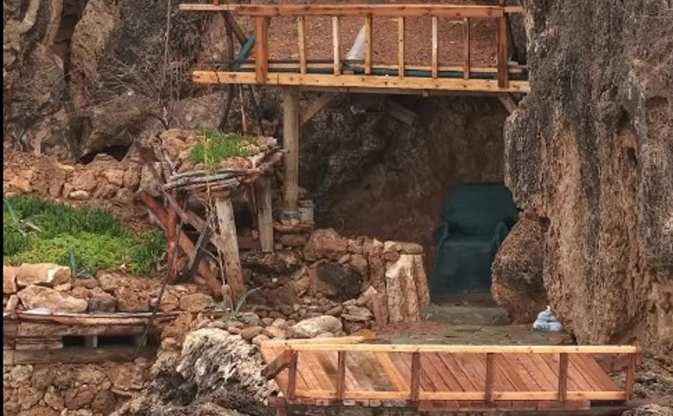 Antalya Falezlerinde Kaçak Yapı Skandalı: 40 Metrelik Uçurumlarda Barakalar Ortaya Çıktı