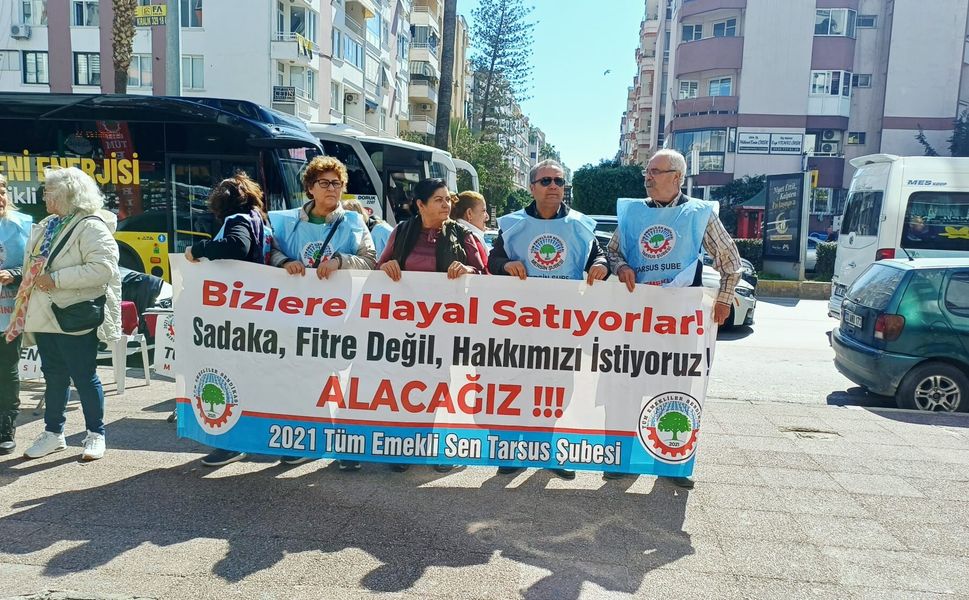 Mersin’de Emekliler Sokakta Haklarını İstiyor