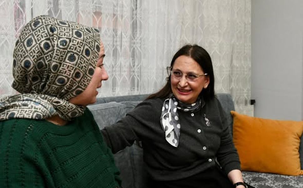 Dudu İrem Toros koruyucu aile yanındaki çocuğu ziyaret etti