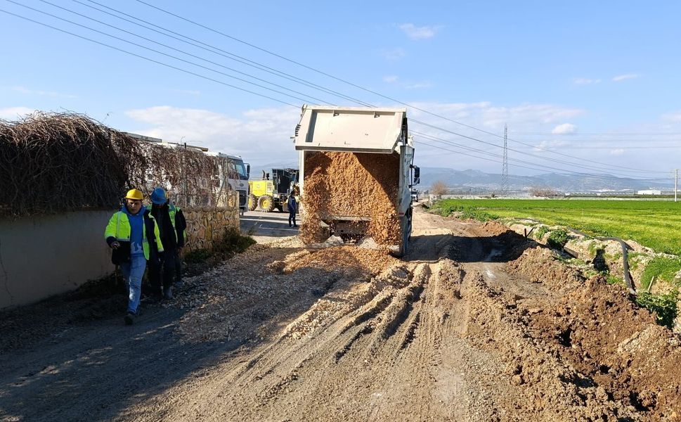 Aşırı yağışlar sonucunda zarar gören yollar düzeltilmeye devam ediyor