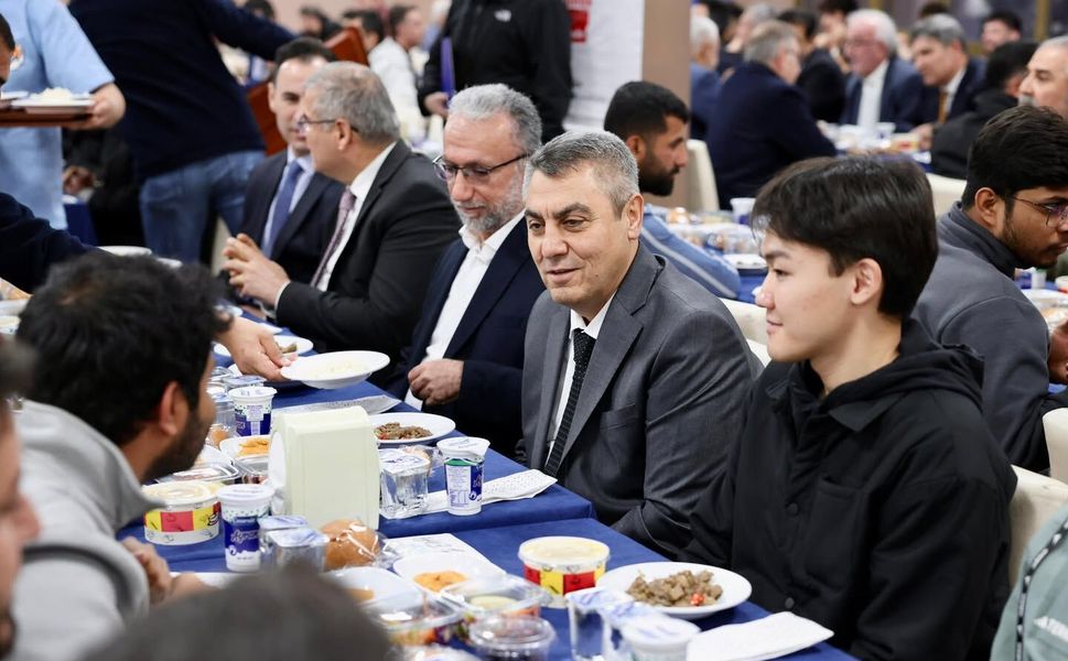 Vali Toros, İlim Yayma Cemiyeti’nin iftarında birlik mesajı verdi