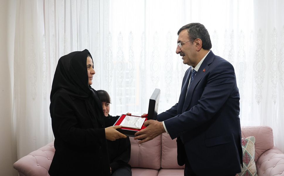 Cumhurbaşkanı Yardımcısı Yılmaz, Şehit Baba-Oğulun Ailesini Ziyaret Etti