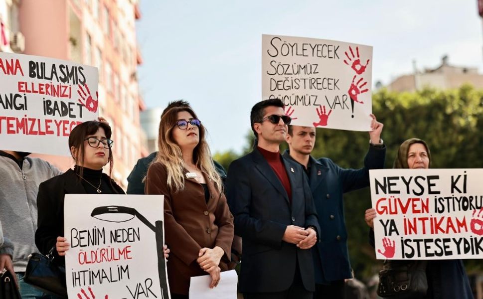 Özgecan Aslan Tarsus'ta Karanfillerle Anıldı