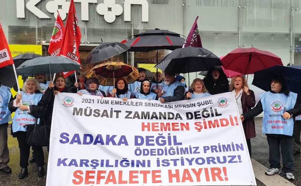 Emeklileri Yağmur Bile Engelleyemedi: "Geçinemiyoruz"