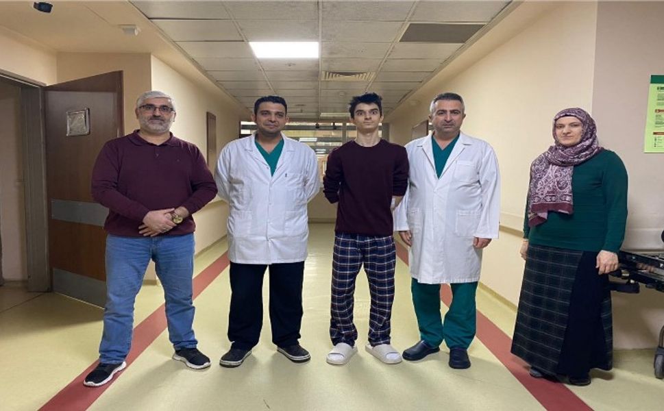 Skolyoz Hastası Genç, Mersin Toros Devlet Hastanesi’nde Yeniden Nefes Aldı