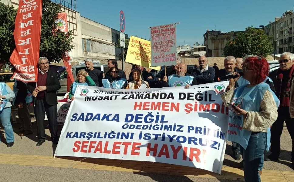 Mersin'de Emekliler Sokaklardan Ayrılmıyor