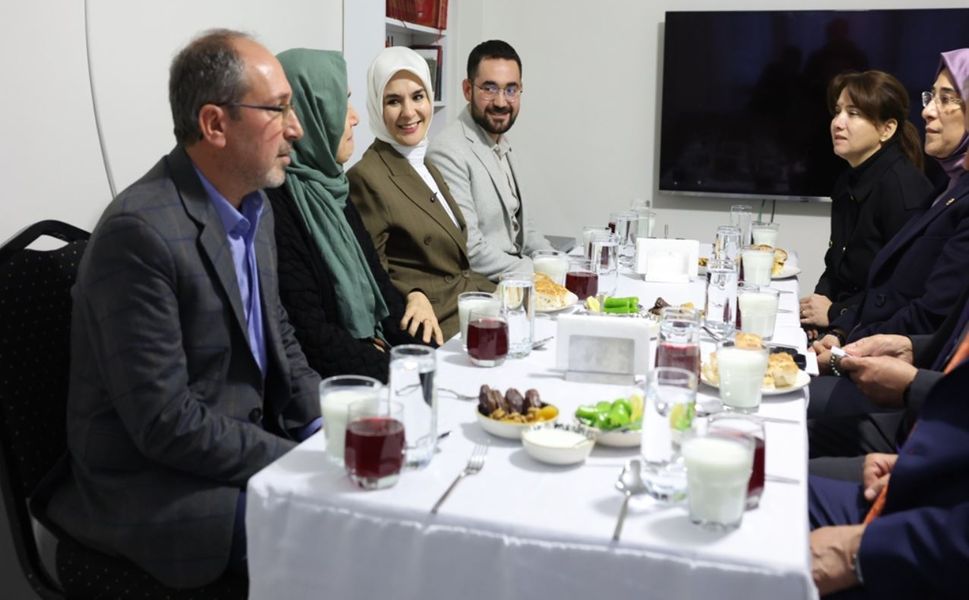 Bakan Göktaş, yeni evine kavuşan ailenin iftar sofrasına misafir oldu
