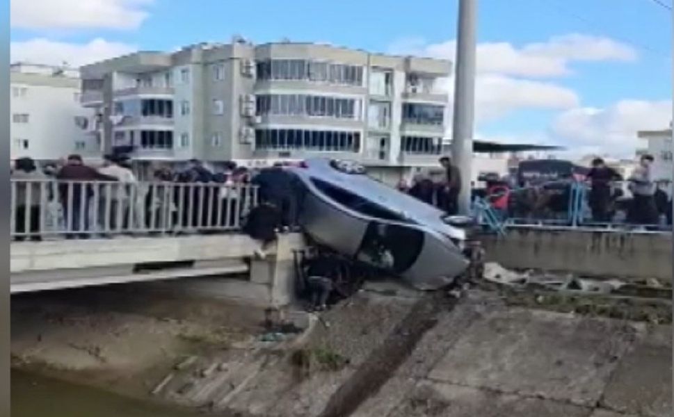 Tarsus’ta Kaza: Araç Su Kanalı Üzerindeki Köprüde Asılı Kaldı