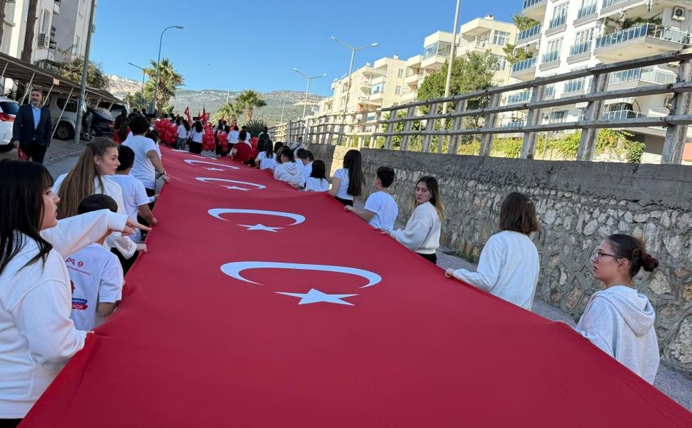Silifke'de  'Bayrak Sevgisi' Temasıyla Yürüyüş Düzenlendi