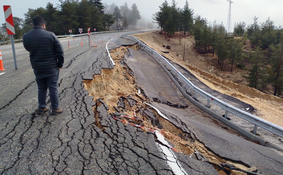 Mersinde Yağışlı Havanın Etkisiyle Yolda Toprak Kayması Oldu